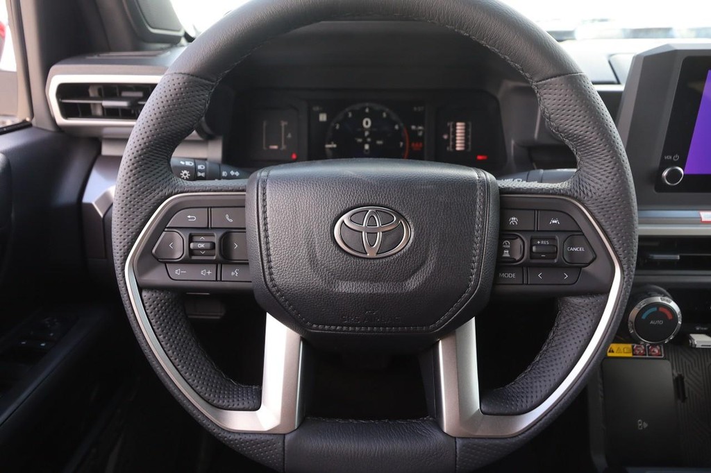 Toyota Tacoma 4WD Vehicle Full-screen Gallery Image 10