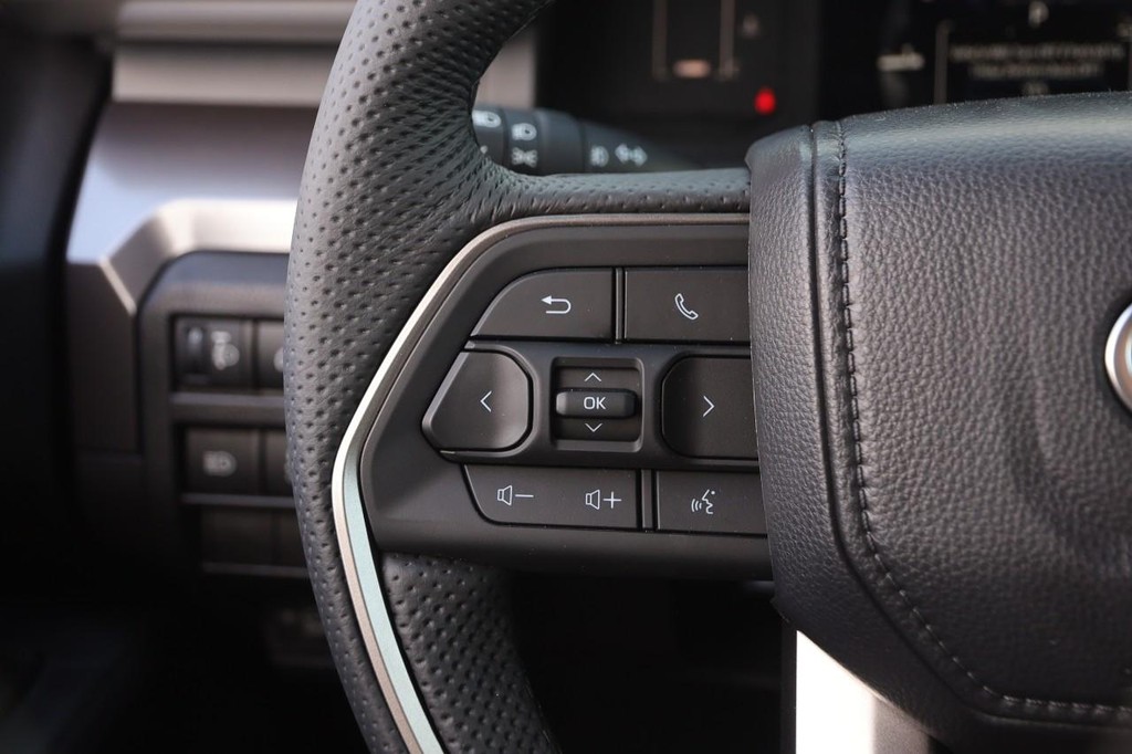 Toyota Tacoma 4WD Vehicle Full-screen Gallery Image 11