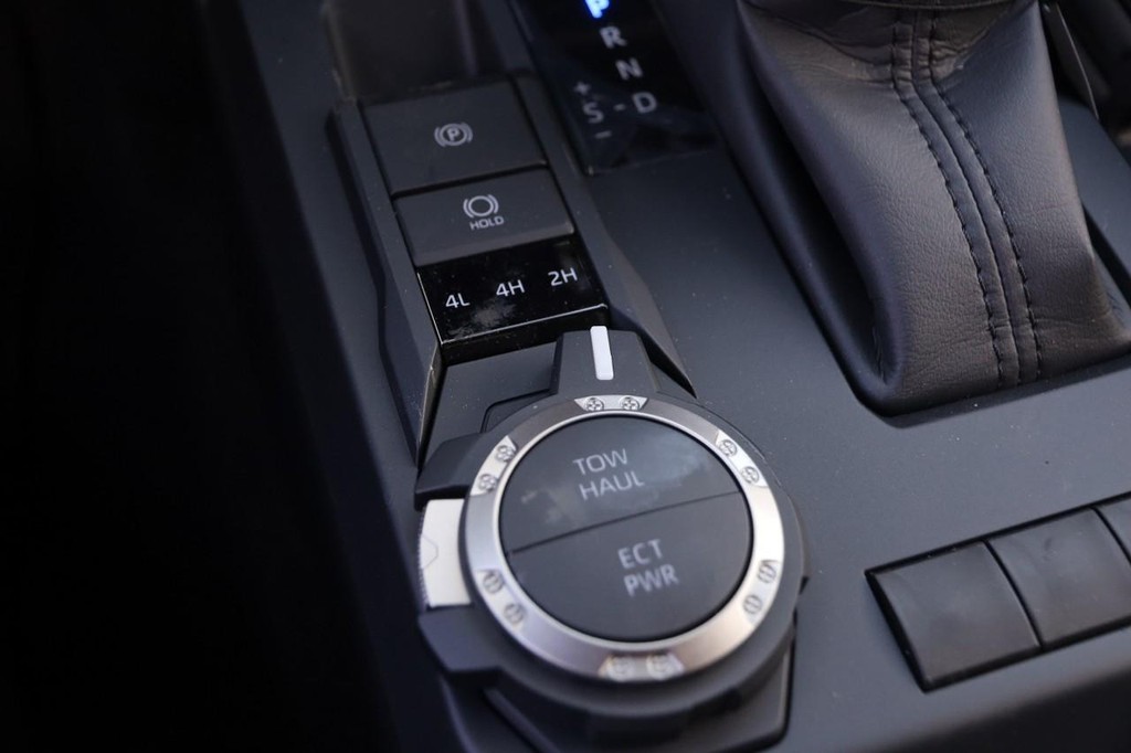 Toyota Tacoma 4WD Vehicle Full-screen Gallery Image 19