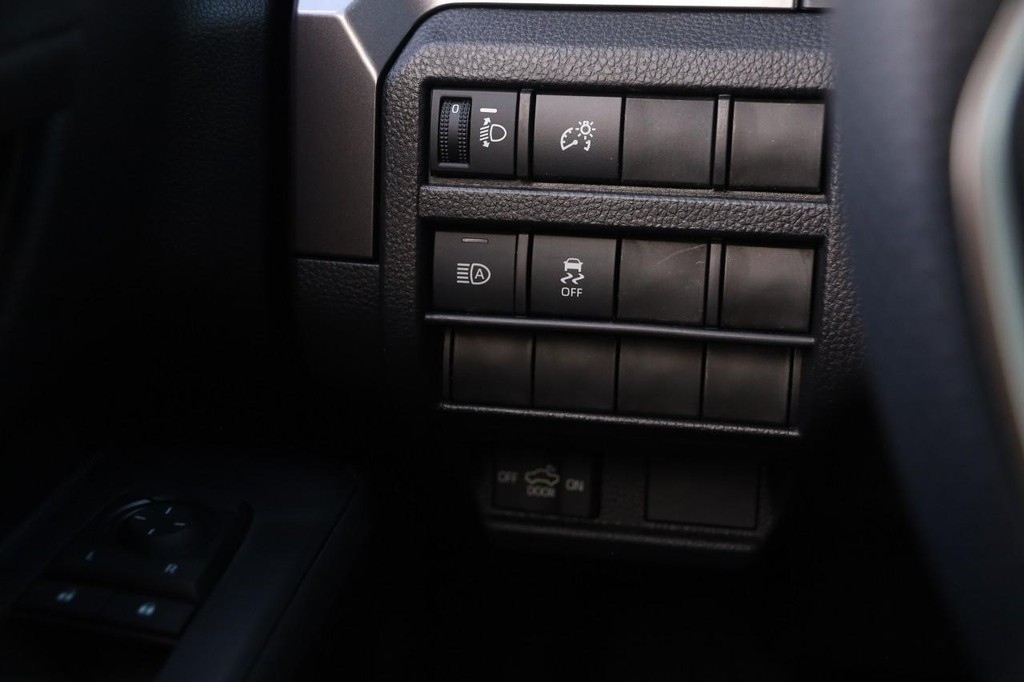 Toyota Tacoma 4WD Vehicle Full-screen Gallery Image 20