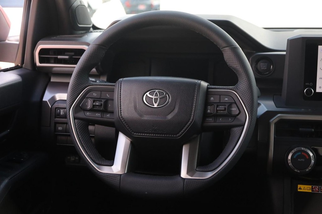 Toyota Tacoma 4WD Vehicle Full-screen Gallery Image 23