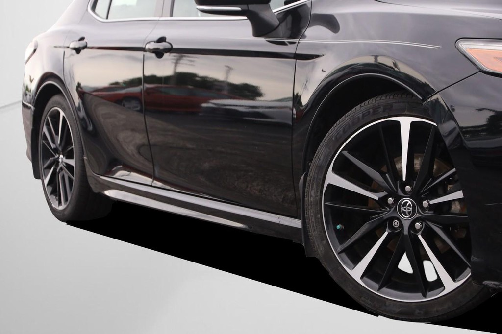 Toyota Camry Vehicle Full-screen Gallery Image 3