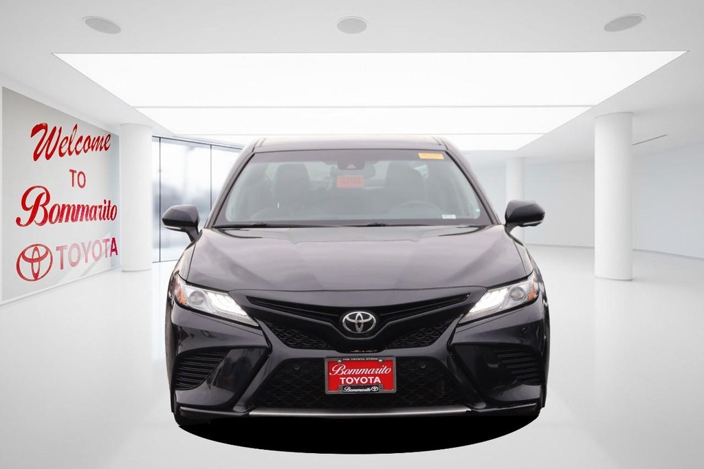Toyota Camry Vehicle Full-screen Gallery Image 4