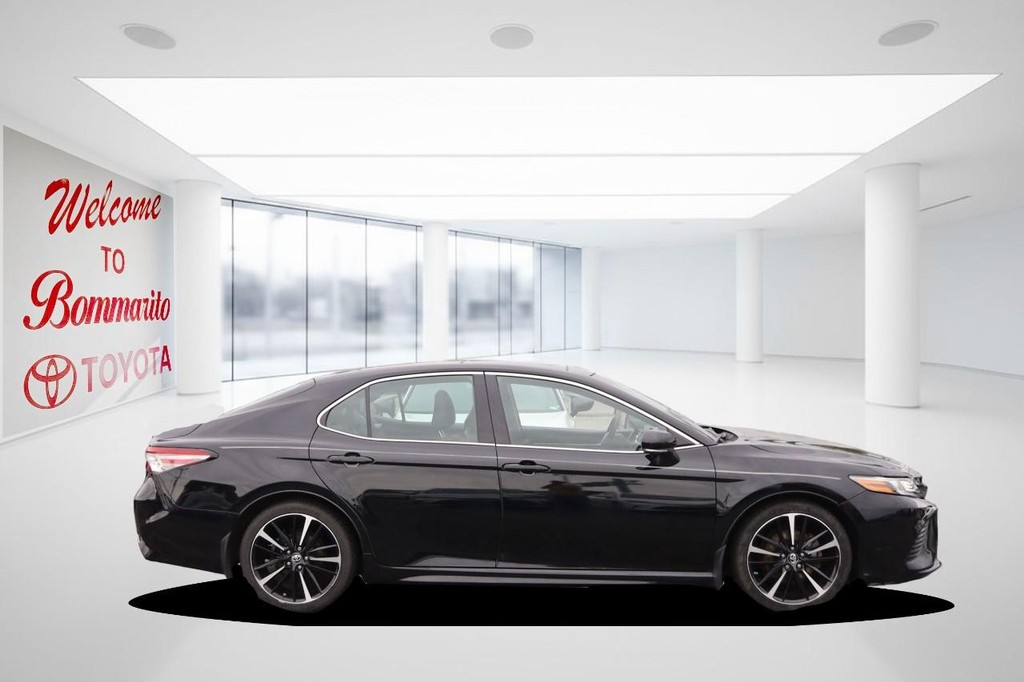 Toyota Camry Vehicle Full-screen Gallery Image 5