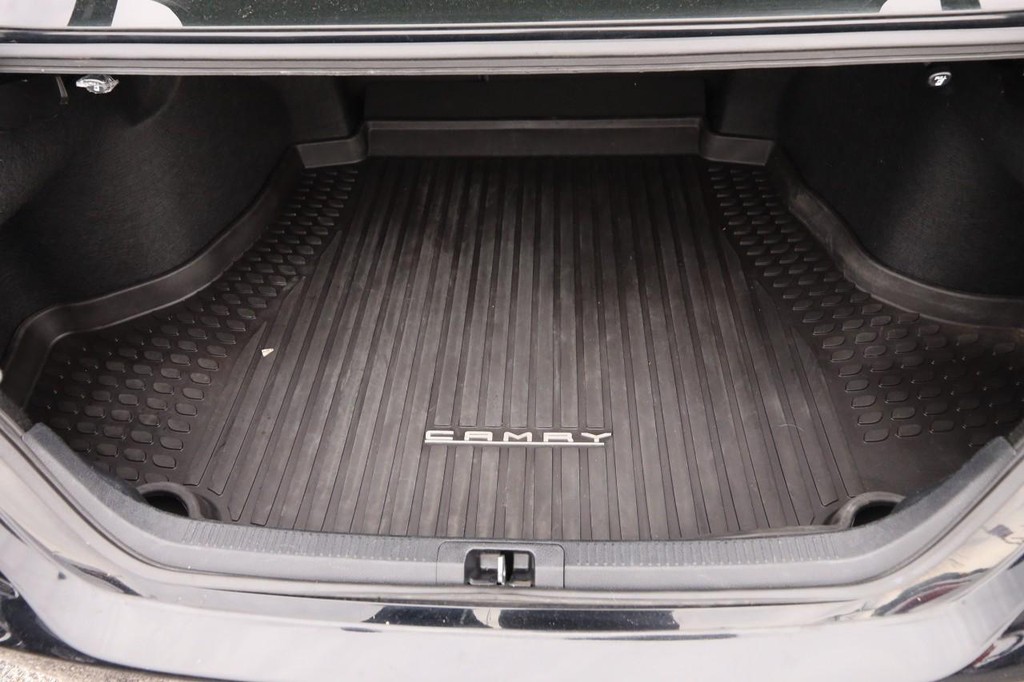 Toyota Camry Vehicle Full-screen Gallery Image 7