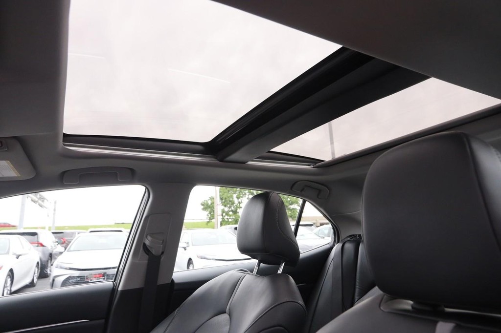 Toyota Camry Vehicle Full-screen Gallery Image 8