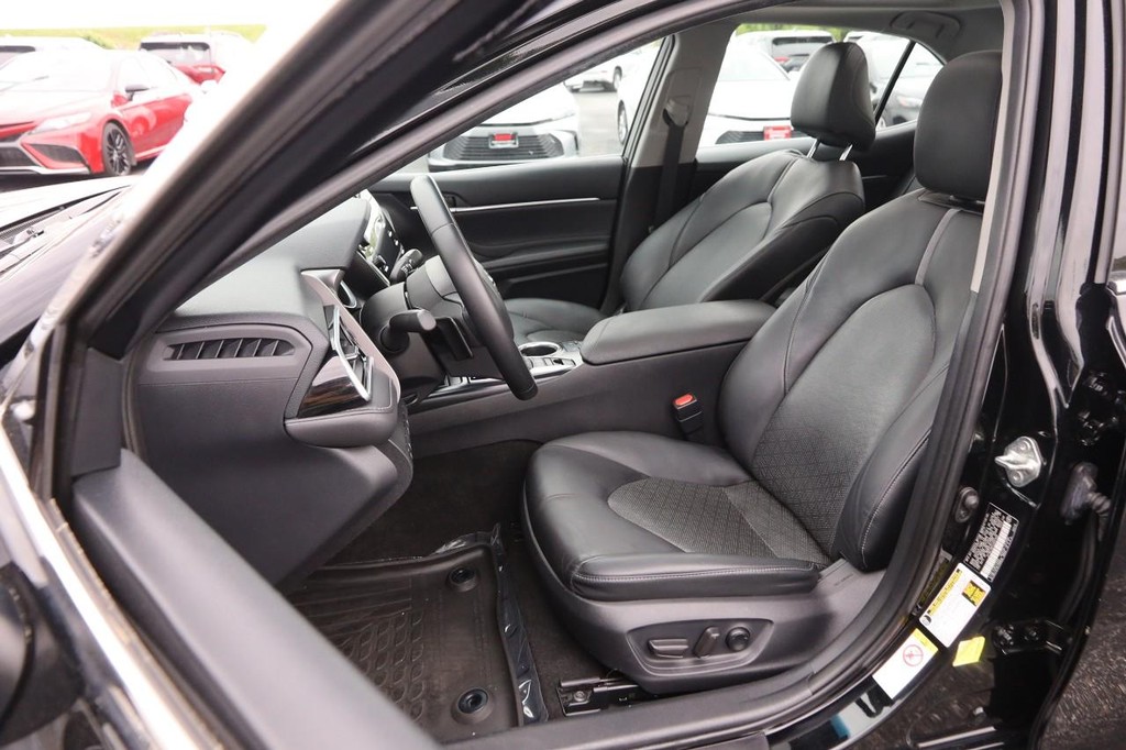 Toyota Camry Vehicle Full-screen Gallery Image 9