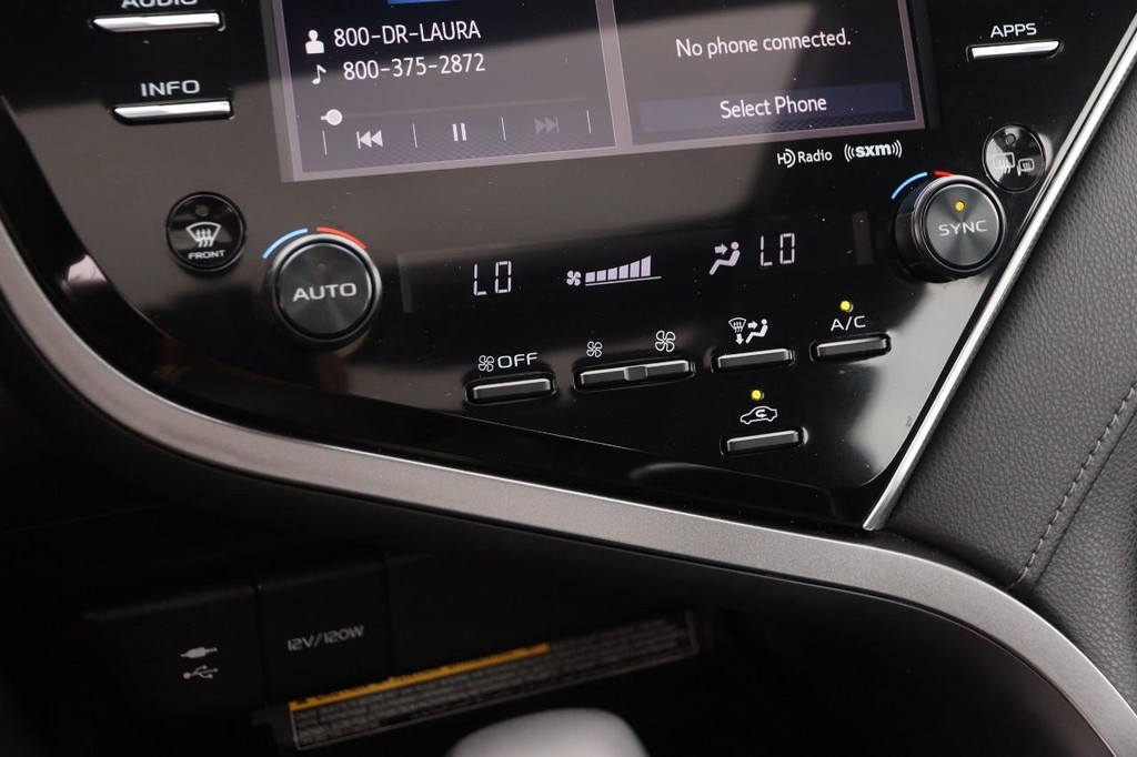 Toyota Camry Vehicle Full-screen Gallery Image 18