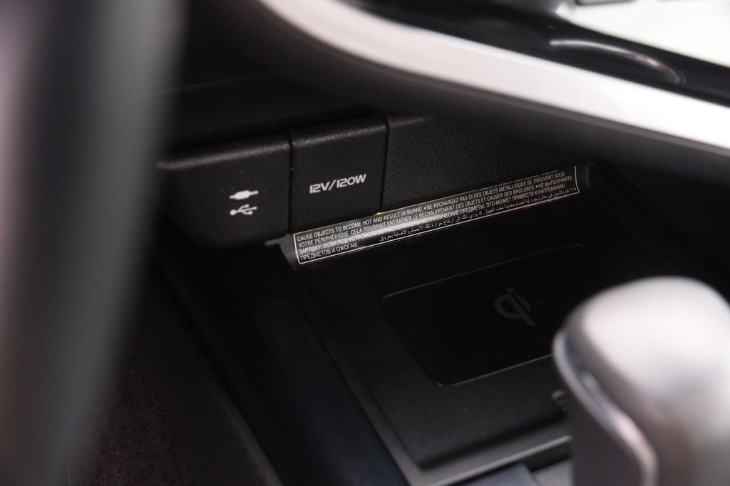 Toyota Camry Vehicle Full-screen Gallery Image 19