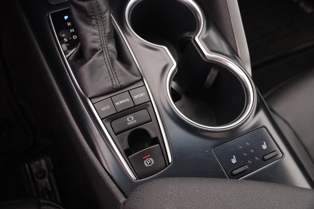 Toyota Camry Vehicle Full-screen Gallery Image 20