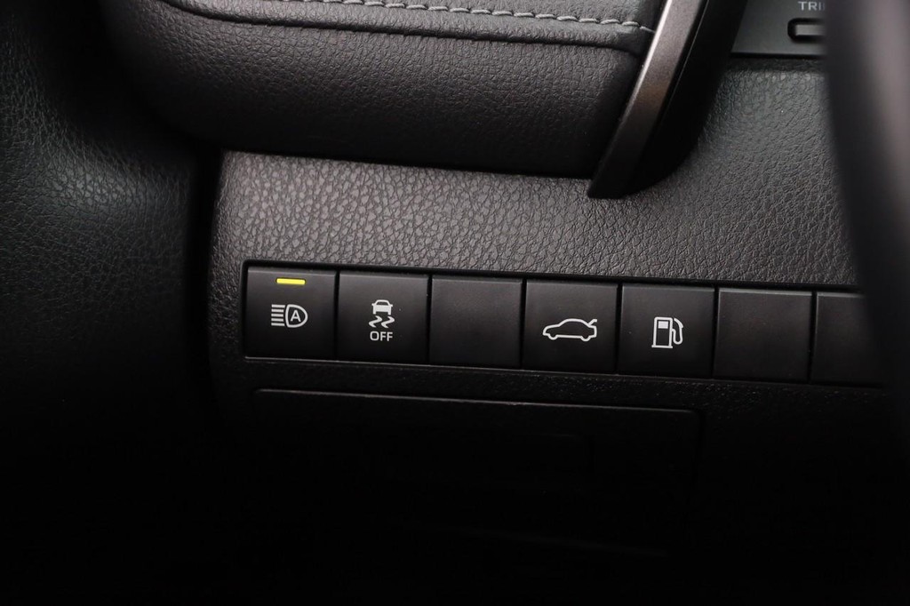 Toyota Camry Vehicle Full-screen Gallery Image 22