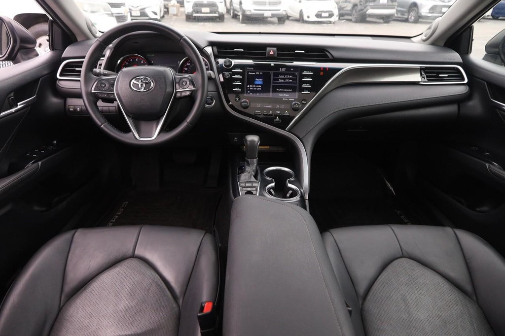 Toyota Camry Vehicle Full-screen Gallery Image 23