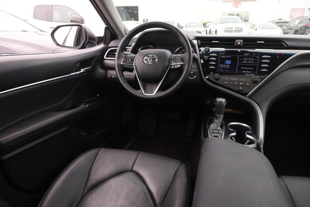 Toyota Camry Vehicle Full-screen Gallery Image 24