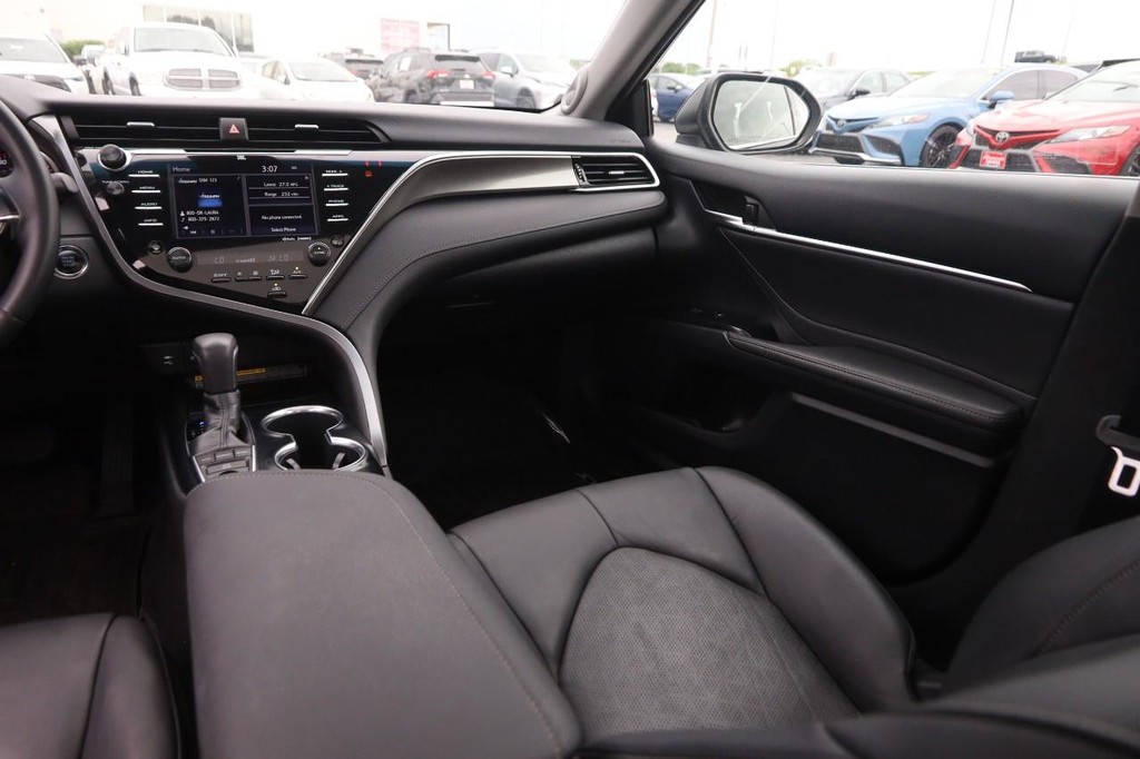 Toyota Camry Vehicle Full-screen Gallery Image 27