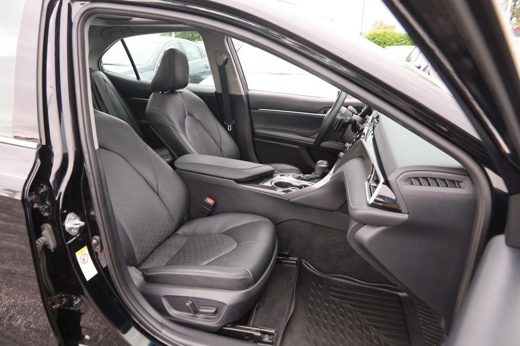 Toyota Camry Vehicle Full-screen Gallery Image 28