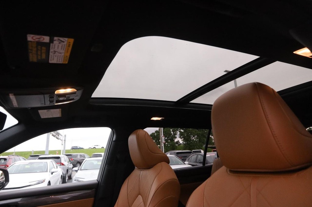 Toyota Highlander Vehicle Full-screen Gallery Image 9