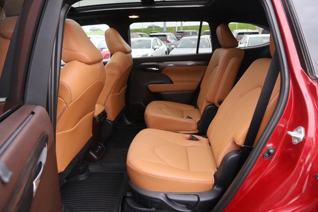 Toyota Highlander Vehicle Full-screen Gallery Image 11