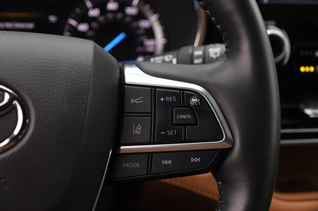 Toyota Highlander Vehicle Full-screen Gallery Image 15