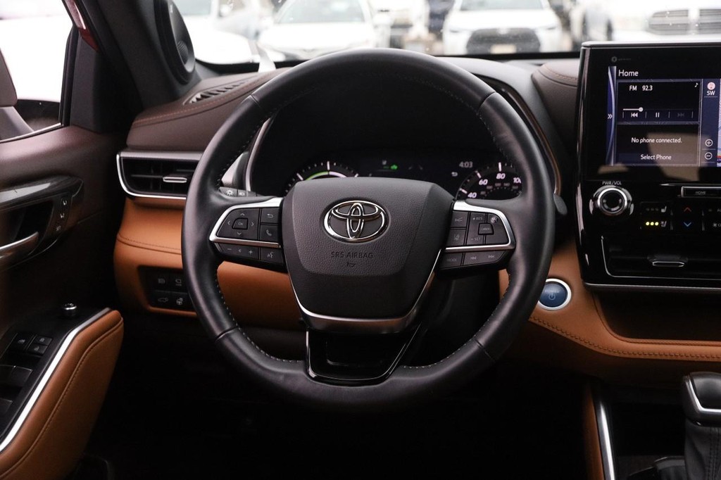 Toyota Highlander Vehicle Full-screen Gallery Image 25