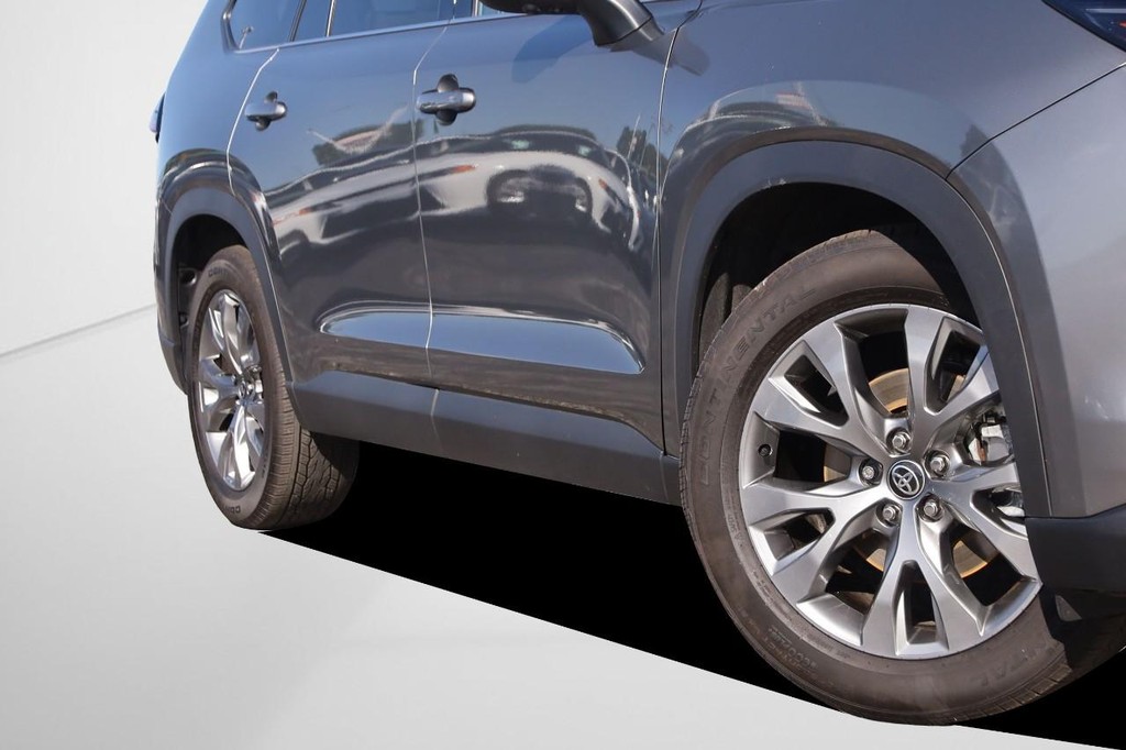 Toyota Grand Highlander Vehicle Full-screen Gallery Image 3