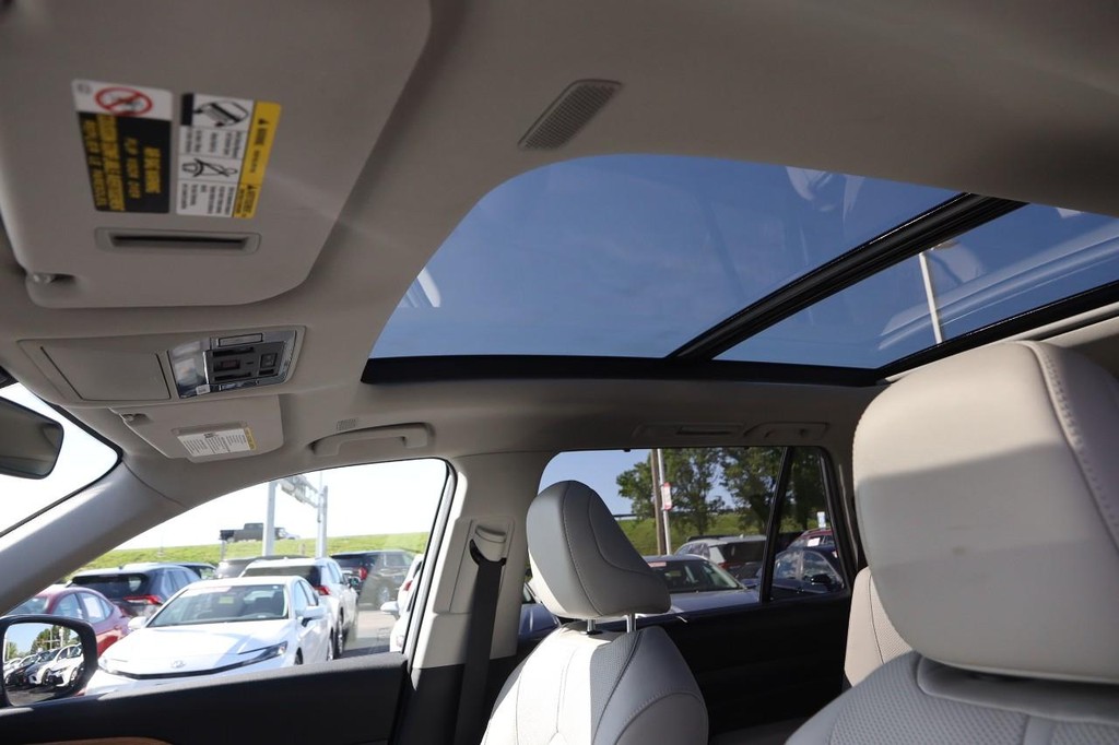 Toyota Grand Highlander Vehicle Full-screen Gallery Image 9