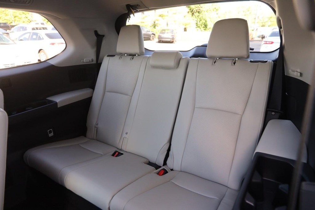 Toyota Grand Highlander Vehicle Full-screen Gallery Image 12