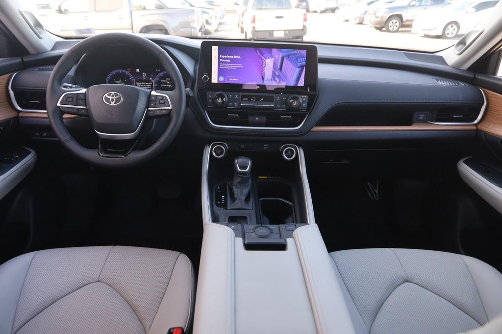 Toyota Grand Highlander Vehicle Full-screen Gallery Image 24