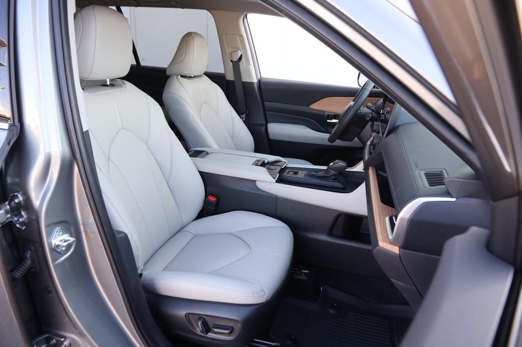 Toyota Grand Highlander Vehicle Full-screen Gallery Image 30