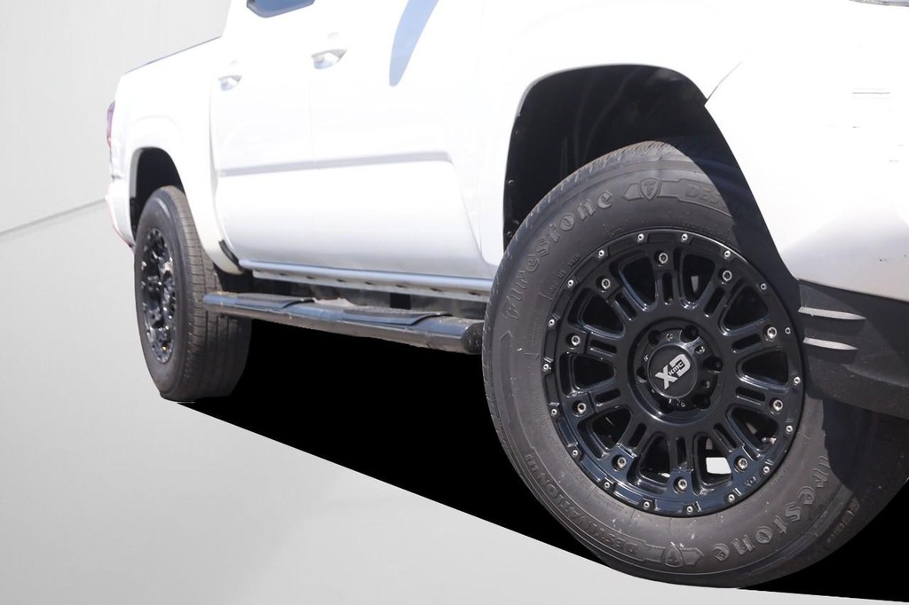 Toyota Tacoma Vehicle Full-screen Gallery Image 3