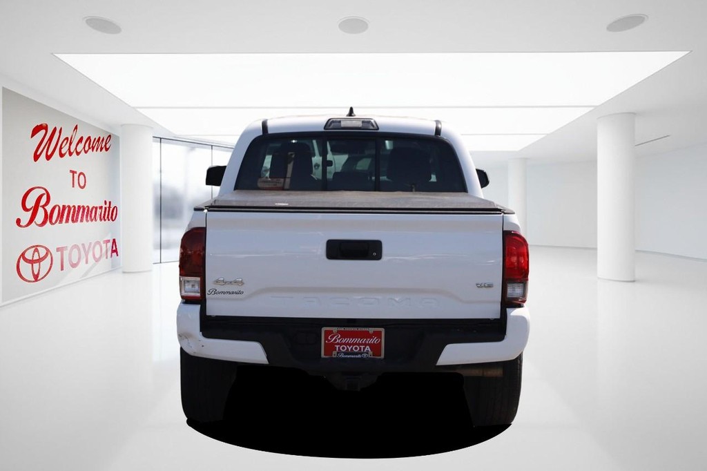 Toyota Tacoma Vehicle Full-screen Gallery Image 6