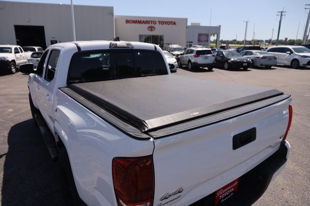Toyota Tacoma Vehicle Full-screen Gallery Image 7