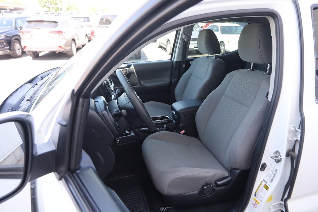 Toyota Tacoma Vehicle Full-screen Gallery Image 8