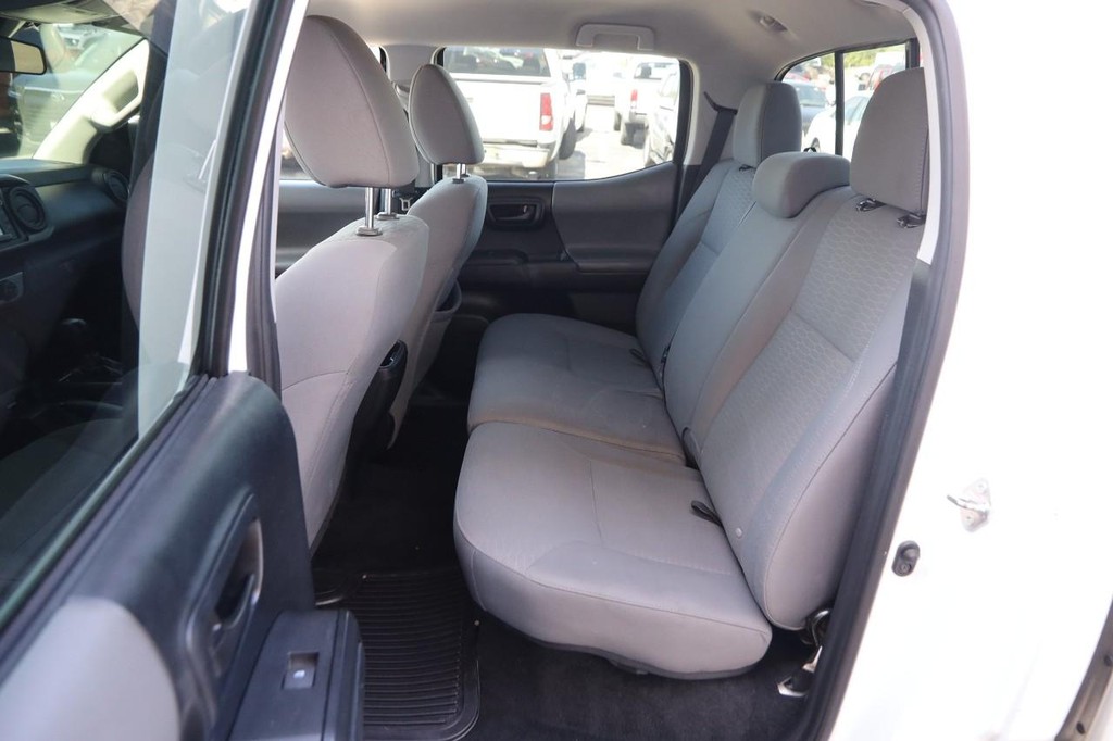 Toyota Tacoma Vehicle Full-screen Gallery Image 9