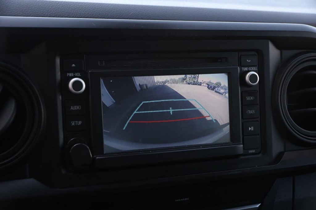 Toyota Tacoma Vehicle Full-screen Gallery Image 15