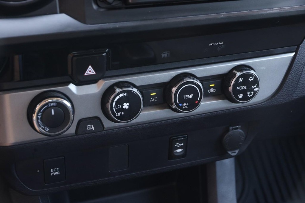 Toyota Tacoma Vehicle Full-screen Gallery Image 16