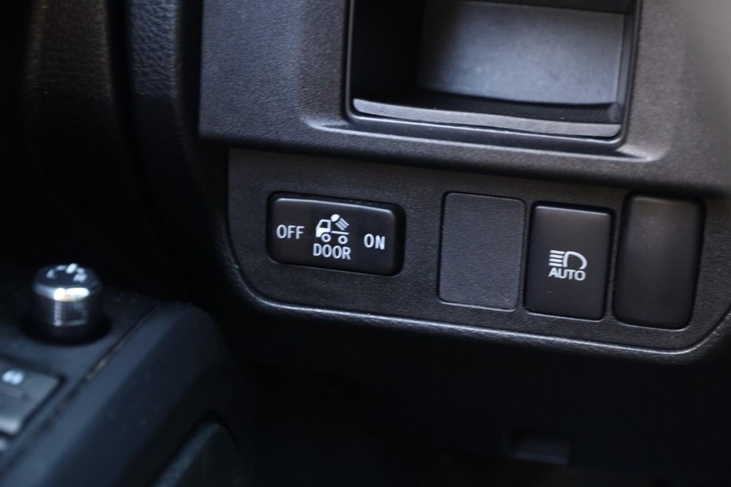 Toyota Tacoma Vehicle Full-screen Gallery Image 17