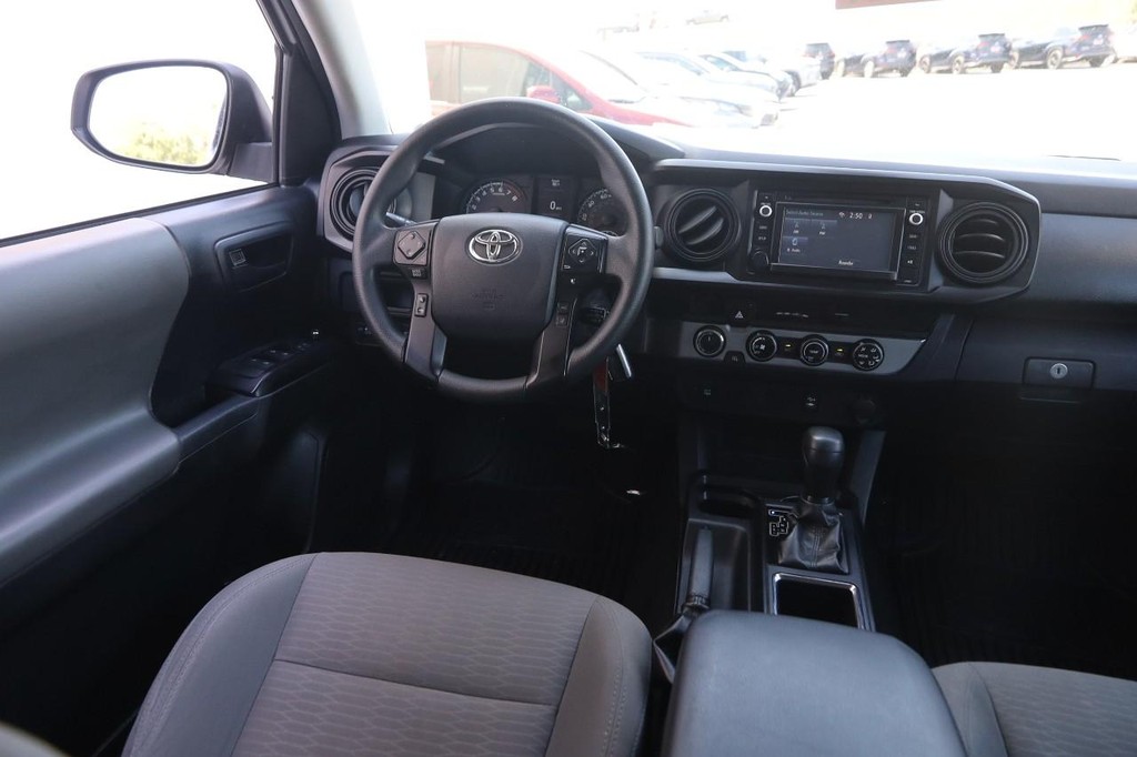 Toyota Tacoma Vehicle Full-screen Gallery Image 19