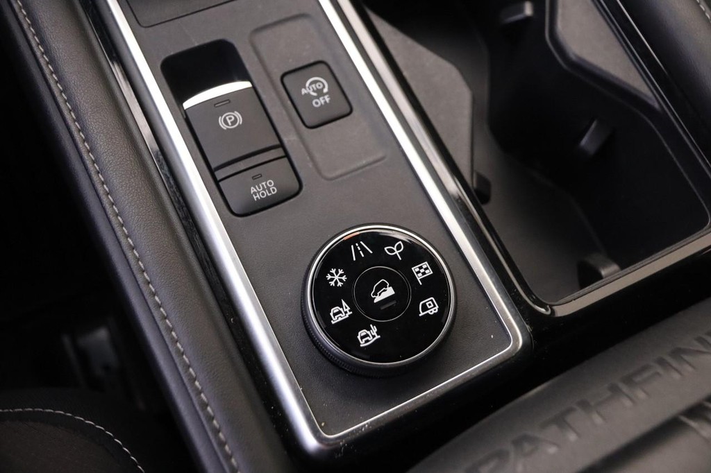Nissan Pathfinder Vehicle Full-screen Gallery Image 22