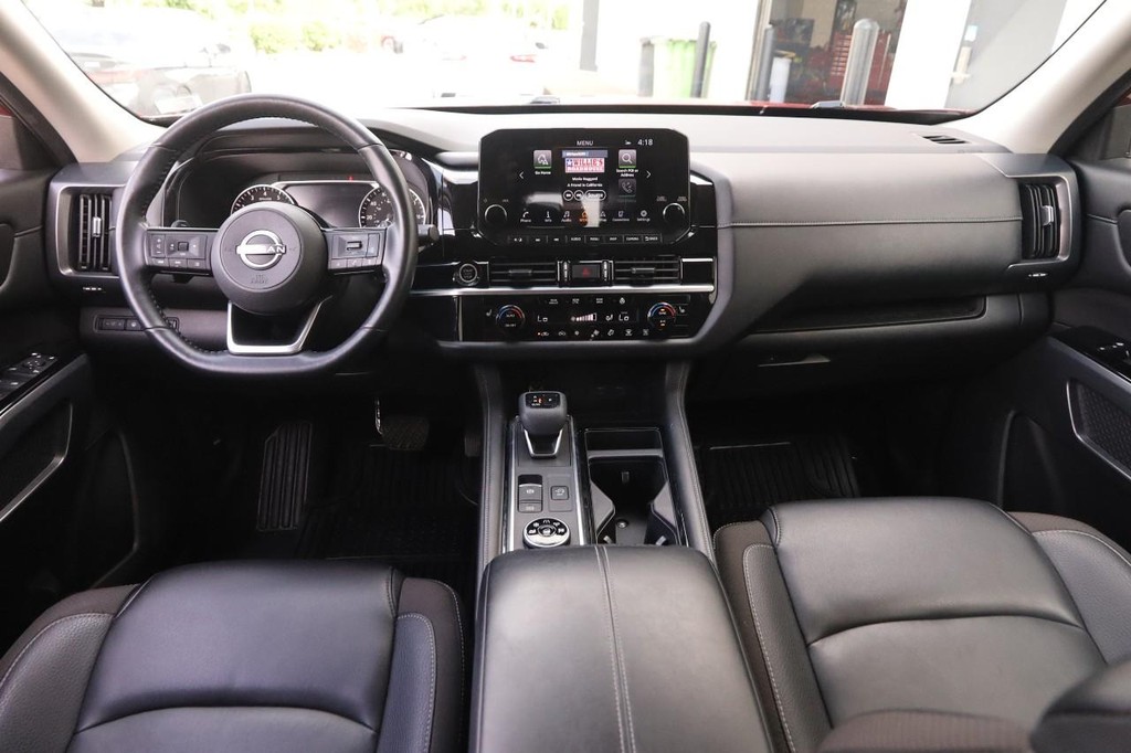 Nissan Pathfinder Vehicle Full-screen Gallery Image 24