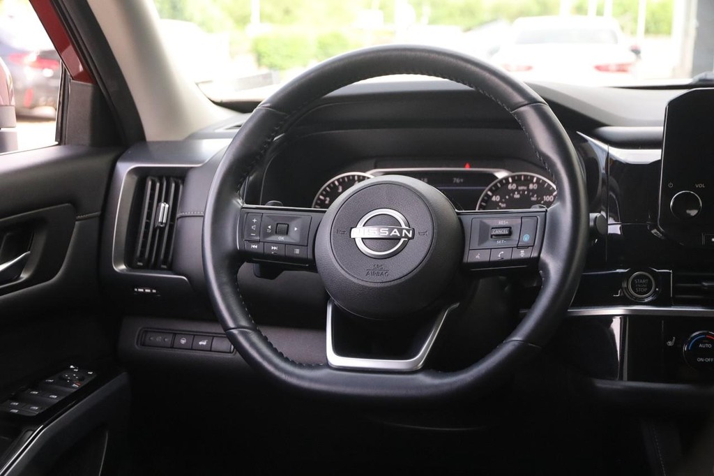 Nissan Pathfinder Vehicle Full-screen Gallery Image 26