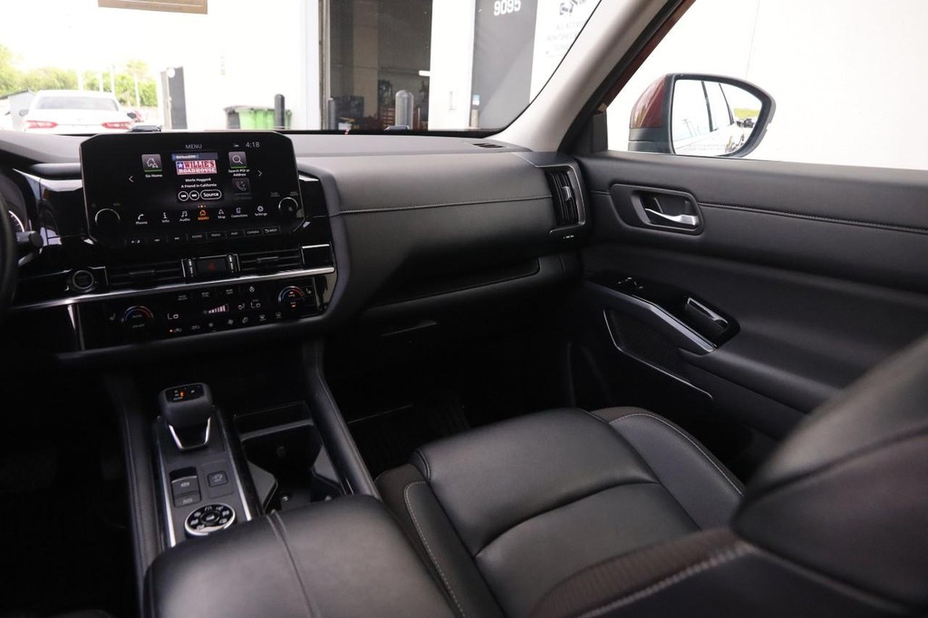 Nissan Pathfinder Vehicle Full-screen Gallery Image 28