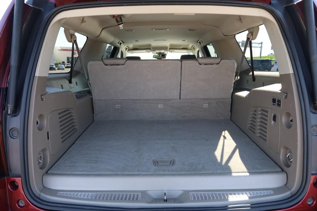 Chevrolet Suburban Vehicle Full-screen Gallery Image 7