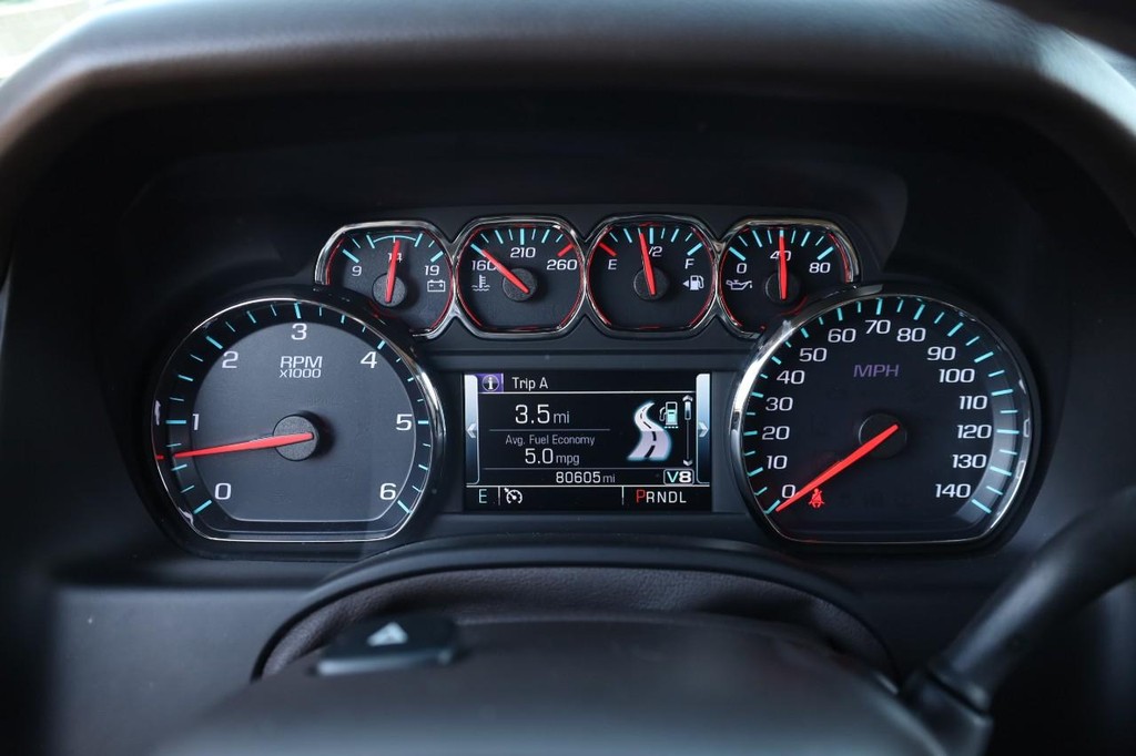 Chevrolet Suburban Vehicle Full-screen Gallery Image 11