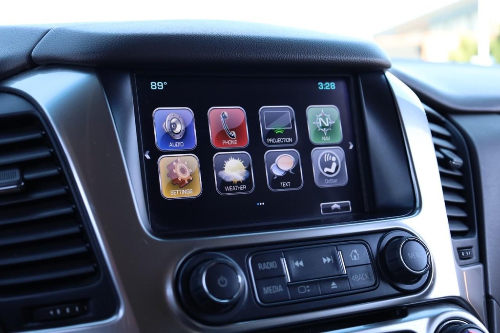 Chevrolet Suburban Vehicle Full-screen Gallery Image 12