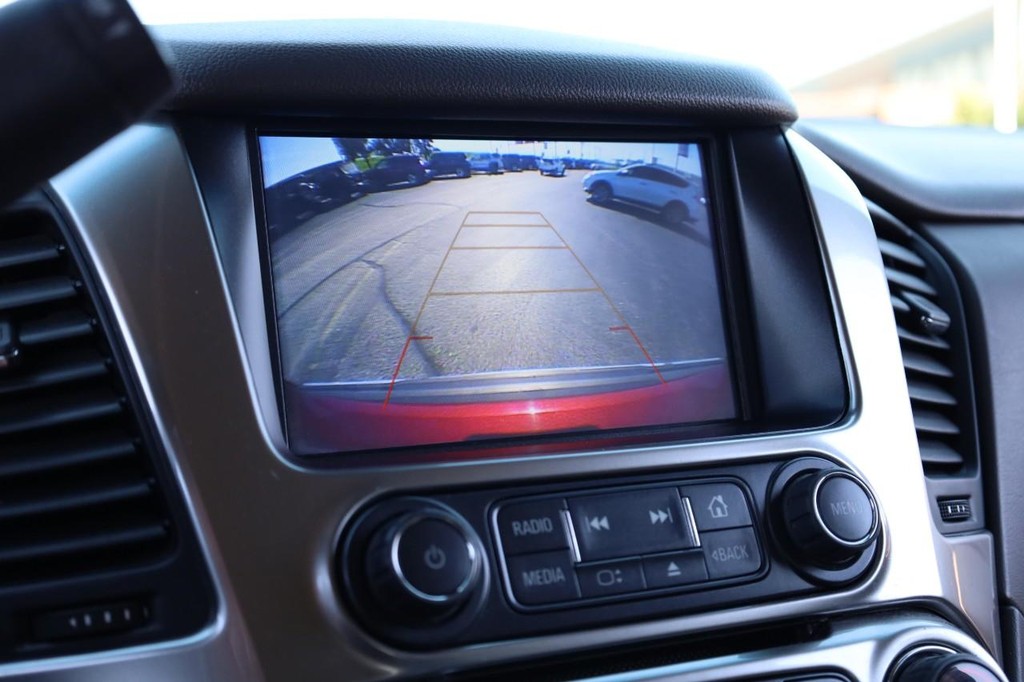 Chevrolet Suburban Vehicle Full-screen Gallery Image 13