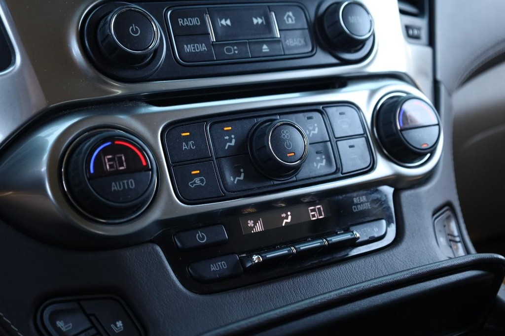 Chevrolet Suburban Vehicle Full-screen Gallery Image 14