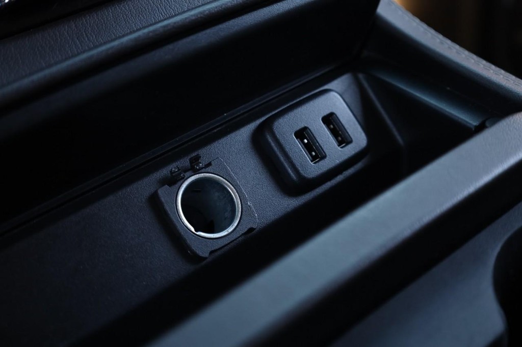 Chevrolet Suburban Vehicle Full-screen Gallery Image 15