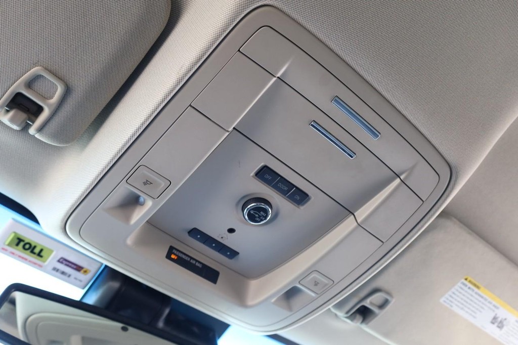 Chevrolet Suburban Vehicle Full-screen Gallery Image 17