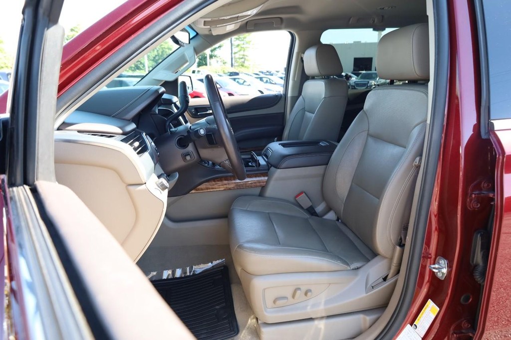 Chevrolet Suburban Vehicle Full-screen Gallery Image 21