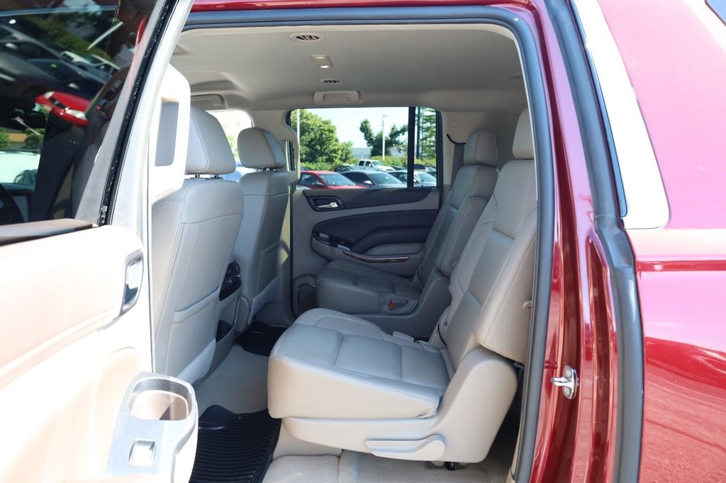 Chevrolet Suburban Vehicle Full-screen Gallery Image 22